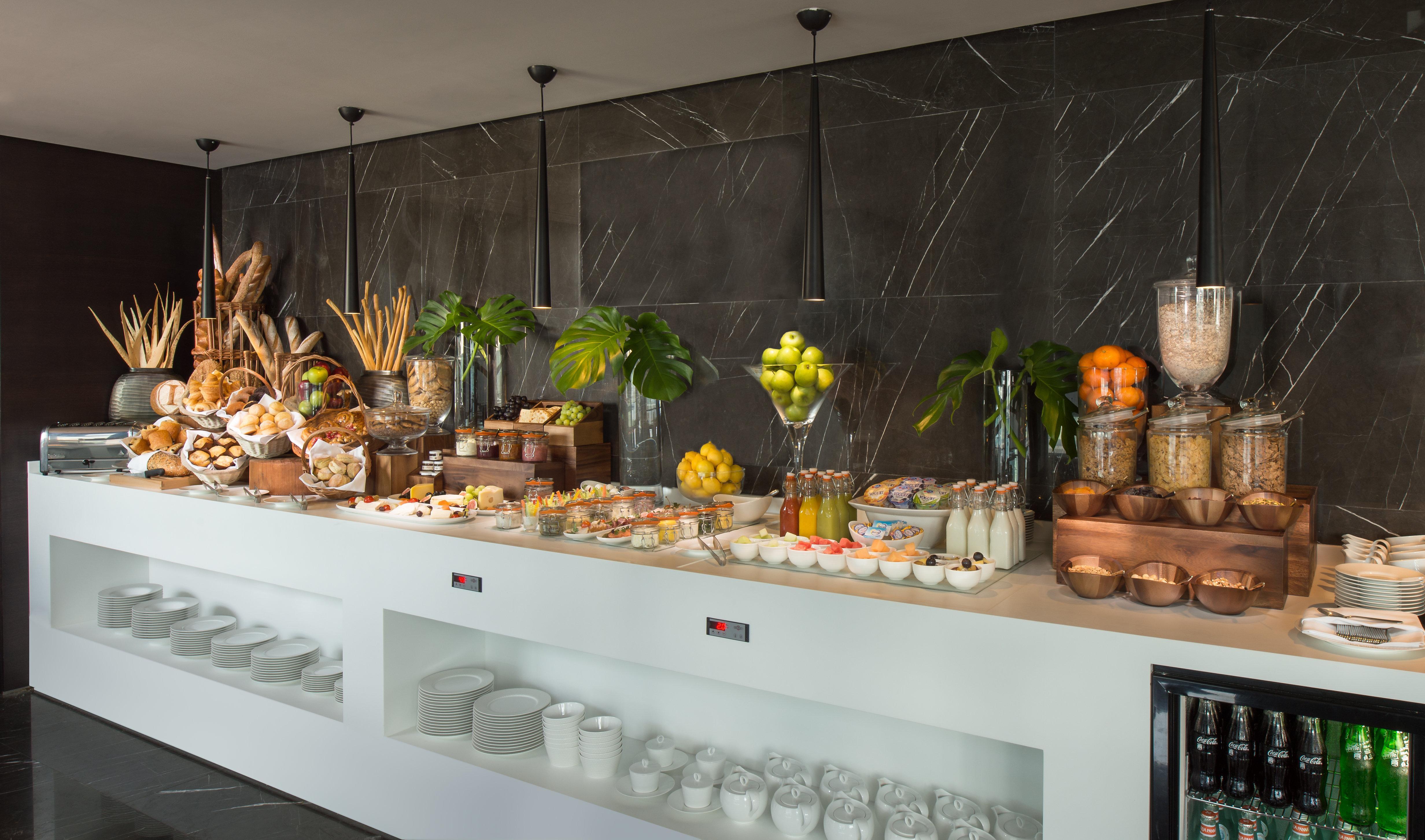 Intercontinental Dubai Marina By Ihg Hotel Ngoại thất bức ảnh A buffet at a hotel